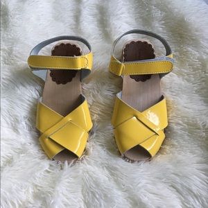 Hanna Andersson clogs yellow size 35 girls